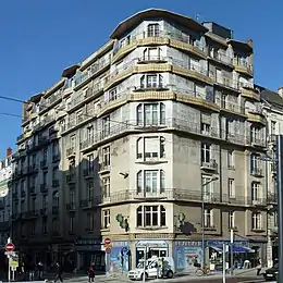 Maison bleue à l'angle de la rue d'Alsace et du boulevard du Maréchal-Foch