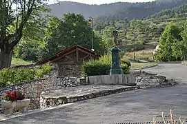 L'une des plus belles fontaines de Prades et le puits médiéval.