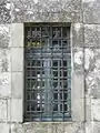 La Martyre, église Saint-Salomon, la sacristie, fenêtre ornée de fleurs de lys