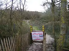 Un des accès au sentier de randonnée, en lisière du marais communal