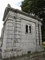 Chapelle funéraire, marquée par les combats.