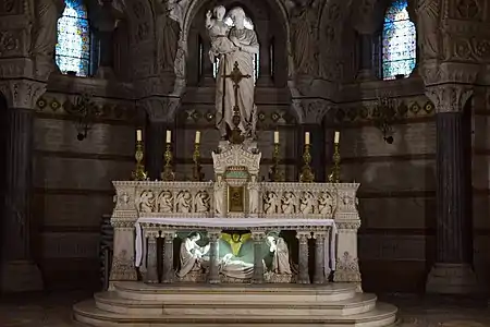 La Mort de saint Joseph (1885), groupe en marbre au pied de l'autel, Lyon, basilique Notre-Dame de Fourvière.