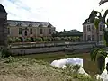 L'Orangerie façade, canal et jardin à la française.