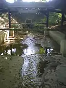 Lavoir, en contrebas de l'étang communal.