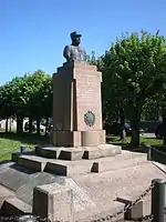 Le monument au commandant G. Guesnet, sur la place Verte.