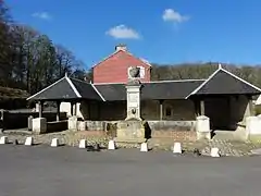 Lavoir et fontaine Saint-Louis.