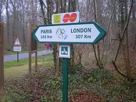 Panneau kilométrique de l'avenue verte London Paris sur la Trans'Oise dans la forêt de Hez-Froidmont.