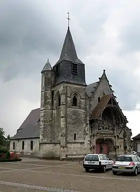 L'église de La Neuville-sous-Corbie, hameau de Corbie, avec un remarquable tympan (architecture).