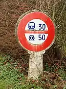 Un panneau de type B14b à La Neuville-sur-Oudeuil, dans l'Oise.