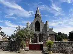 Entrée du cimetière et façade occidentale.