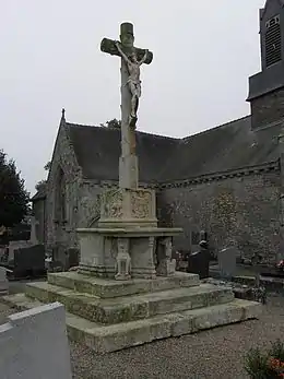 La croix de cimetière classée monument historique.