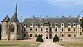 L'aile centrale Renaissance, à gauche la chapelle Saint-Léger et une tour du château du XIIIe siècle.