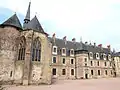 Tour de l'enceinte féodale, chevet de la chapelle Saint-Léger et façade Renaissance.