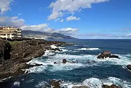 La côte formée de roches volcaniques