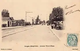 L'avenue Victor-Hugo, vers 1904.Les rails sont ceux de la compagnie des tramways de l'Est parisien.