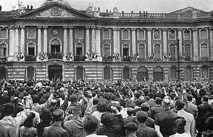 La place du Capitole le 21 août 1944, pour célébrer la Libération de la ville (Bulletin municipal, archives municipales).