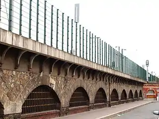 Le viaduc soutenant les voieset les quais.