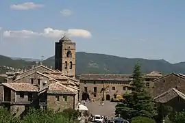 La Plaza Mayor et l'église collégiale Santa Maria.