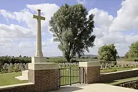 Aperçu de l'entrée et de la Cross of Sacrifice