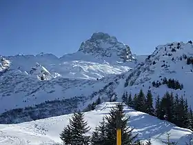 La pointe Percée en hiver depuis le col des Annes.