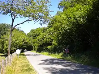 Route Blanzaguet-Pontaroux au niveau du site. Les falaises sont à droite (est), le Voultron sur la gauche. Hameau la Quina à 300 m plus loin.