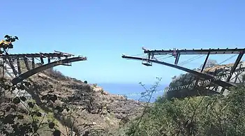 Pont de la ravine Fontaine (La Réunion) - haubanage provisoire des éléments d'arc métalliques.