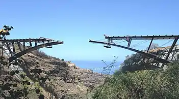 L'arc métallique en cours de montage par encorbellement