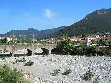 La rivière Dafnon asséchée traverse la ville.