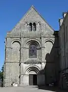 Portail de l'église de l'abbaye de la Roë.