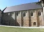 Flanc sud de l'abbatiale et armoirium du cloître.