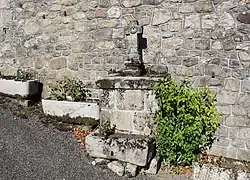 Croix latine en granite sur la place Lafond de Saint-Mür.