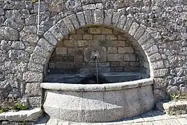 La fontaine de la place.