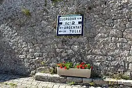 Plaque Michelin à La Roche-Canillac en Corrèze.