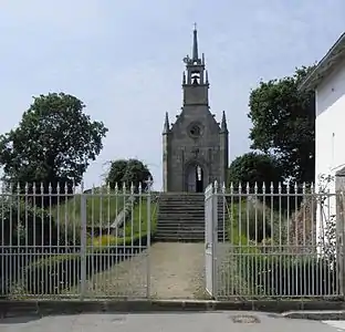 Chapelle du Calvaire, sur la base de la tour de l'ancien château