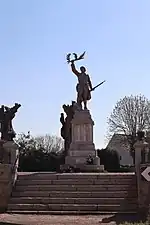 Le Poilu victorieux (monument aux morts)