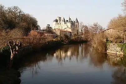 La Tardoire et le château de La Rochefoucauld.