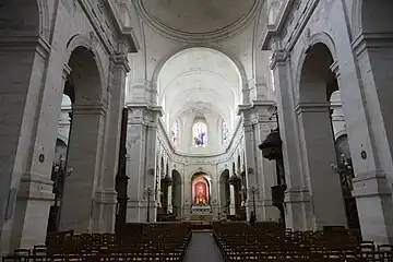 Nef et chœur de la cathédrale de La Rochelle.