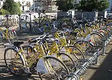 La location des vélos jaune, place de Verdun, 2006.