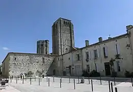 La place de la Collégiale Saint-Pierre.