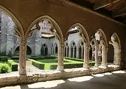 Le cloître de la Collégiale Saint-Pierre.