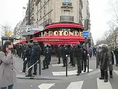 La brasserie La Rotonde, protégée par les CRS.