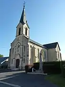 L'église Saint-Brice avec le monument aux morts.
