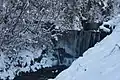 Chutes formées par la création de bassins artificiels pour retenir les pierres charriées par le courant.