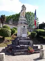 Le monument aux morts sur la place Saint-Jean (juin 2013).