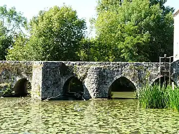 Le vieux pont sur le Dropt.