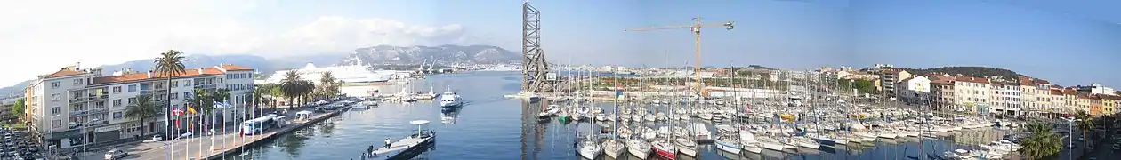 Vue panoramique du port de La Seyne-sur-Mer et de son pont levant emblématique.