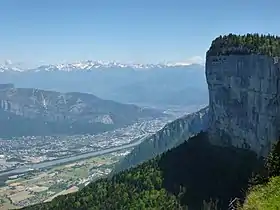 Le sommet de La Sure avec vue sur Grenoble, la chaîne de Belledonne et le massif des Écrins.