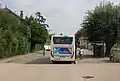 La place de la mairie, avec le bus TouGo à l'arrêt.