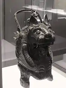 Vase you à conserver les boissons, dit : la Tigresse. Bronze, hors du territoire Shang. Hunan, XIe siècle. Musée Cernuschi.
