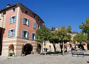 Place du village,avec la maison Blanqui et ses arcades.